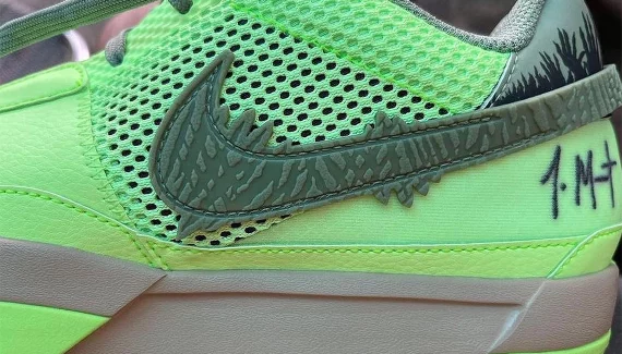 photo de la Nike Ja 1 halloween zoomée sur le swoosh