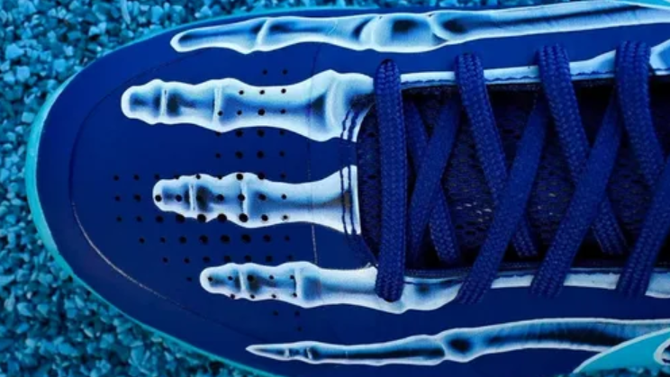 Vanessa Bryant présente la Nike Kobe 5 protro « X-Ray », un hommage à Kobe Bryant, célébrant sa résilience et l'innovation continue de Nike.