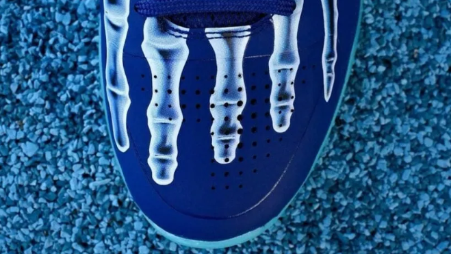 Vanessa Bryant présente la Nike Kobe 5 protro « X-Ray », un hommage à Kobe Bryant, célébrant sa résilience et l'innovation continue de Nike.